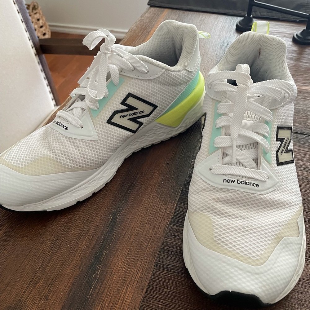 New balance tennis shoes